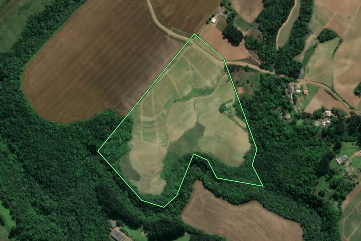Imagem de satélite do imóvel rural em Ivaí (PR), com o contorno declarado no CAR desenhado por cima.