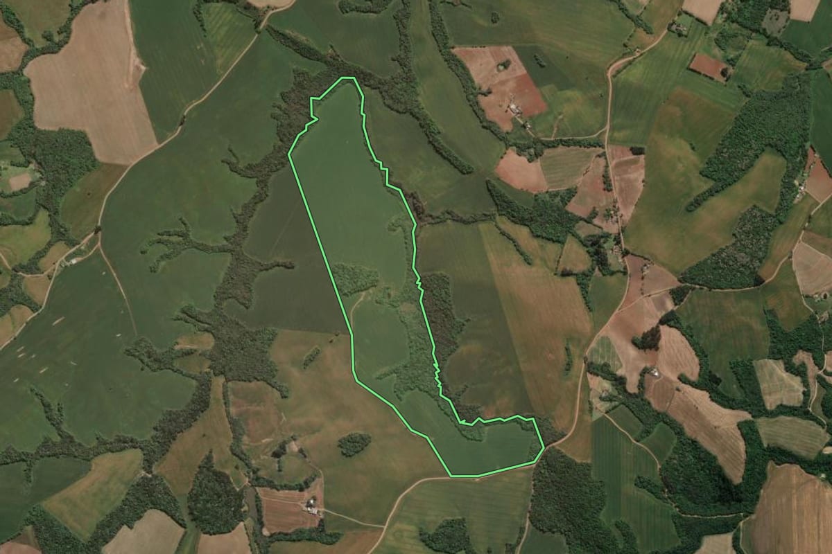 Imagem de satélite do imóvel rural em Ivaí (PR), com o contorno declarado no CAR desenhado por cima.