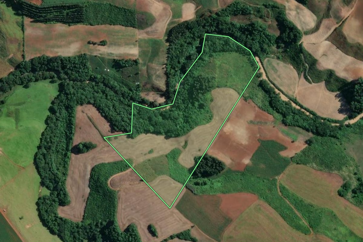 Imagem de satélite do imóvel rural em Ivaí (PR), com o contorno declarado no CAR desenhado por cima.