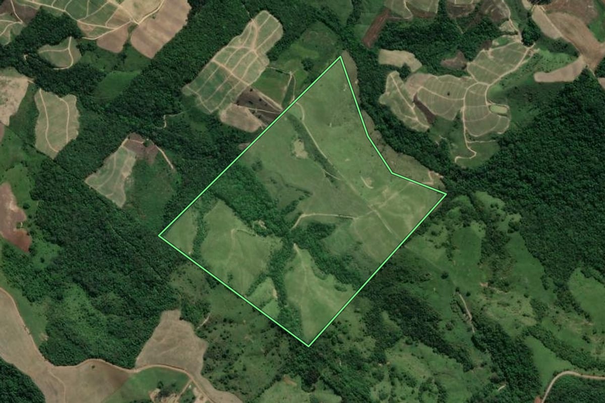 Imagem de satélite do imóvel rural em Ivaí (PR), com o contorno declarado no CAR desenhado por cima.