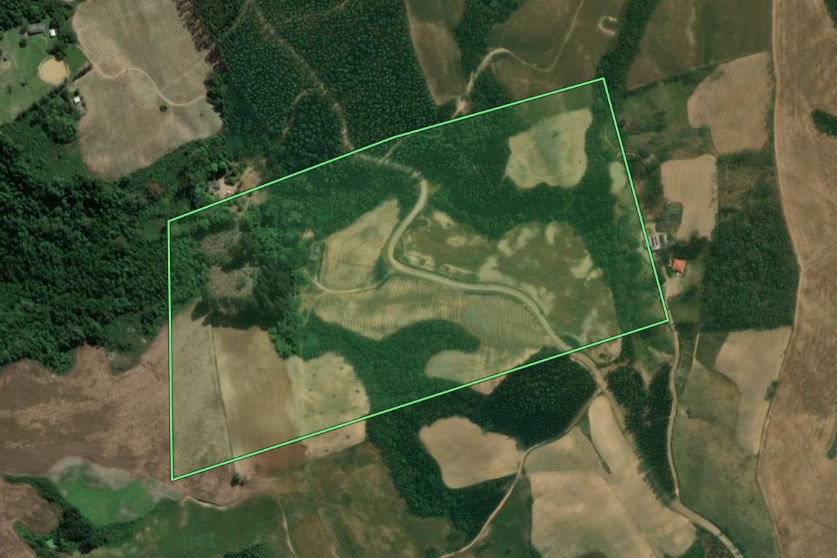 Imagem de satélite do imóvel rural em Ivaí (PR), com o contorno declarado no CAR desenhado por cima.