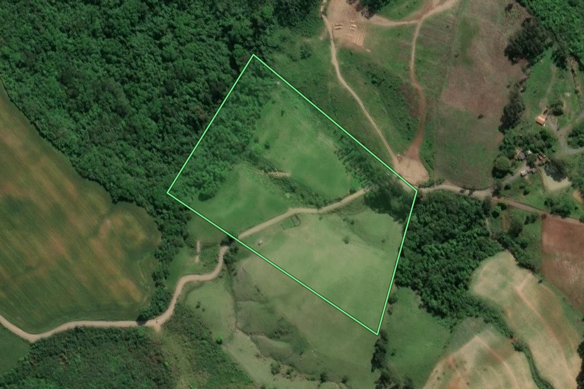 Imagem de satélite do imóvel rural em Ivaí (PR), com o contorno declarado no CAR desenhado por cima.