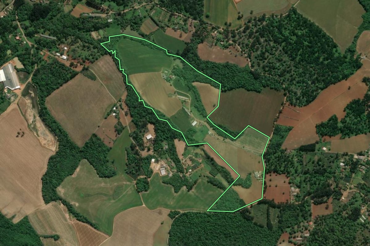Imagem de satélite do imóvel rural em Ivaí (PR), com o contorno declarado no CAR desenhado por cima.