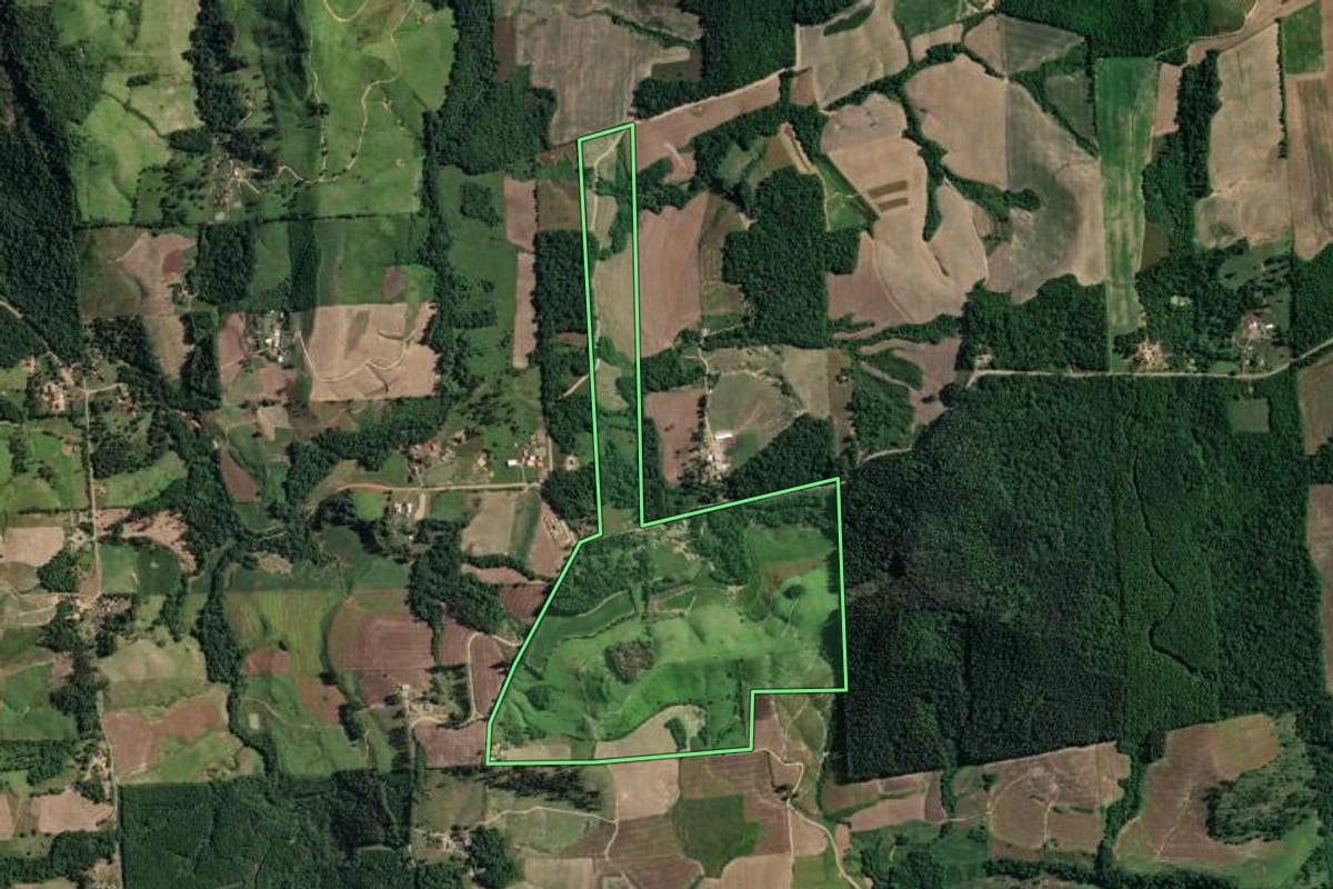 Imagem de satélite do imóvel rural em Ivaí (PR), com o contorno declarado no CAR desenhado por cima.