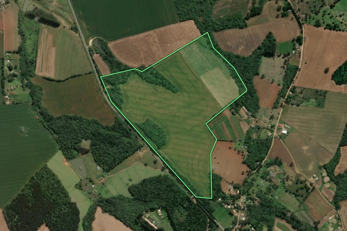Imagem de satélite do imóvel rural em Ivaí (PR), com o contorno declarado no CAR desenhado por cima.