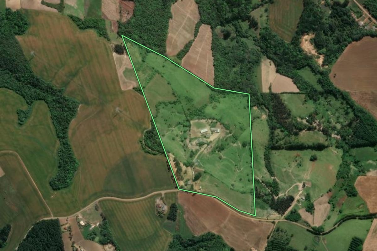 Imagem de satélite do imóvel rural em Ivaí (PR), com o contorno declarado no CAR desenhado por cima.
