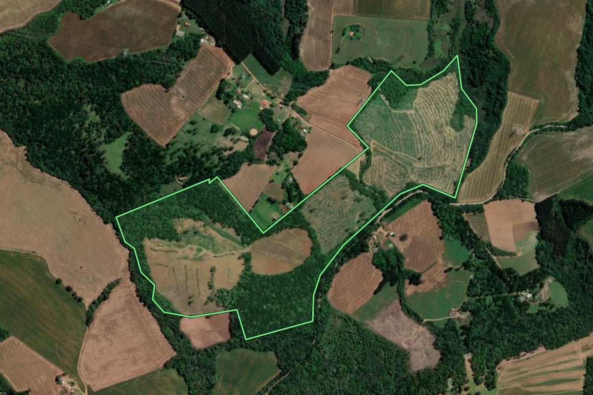 Imagem de satélite do imóvel rural em Ivaí (PR), com o contorno declarado no CAR desenhado por cima.