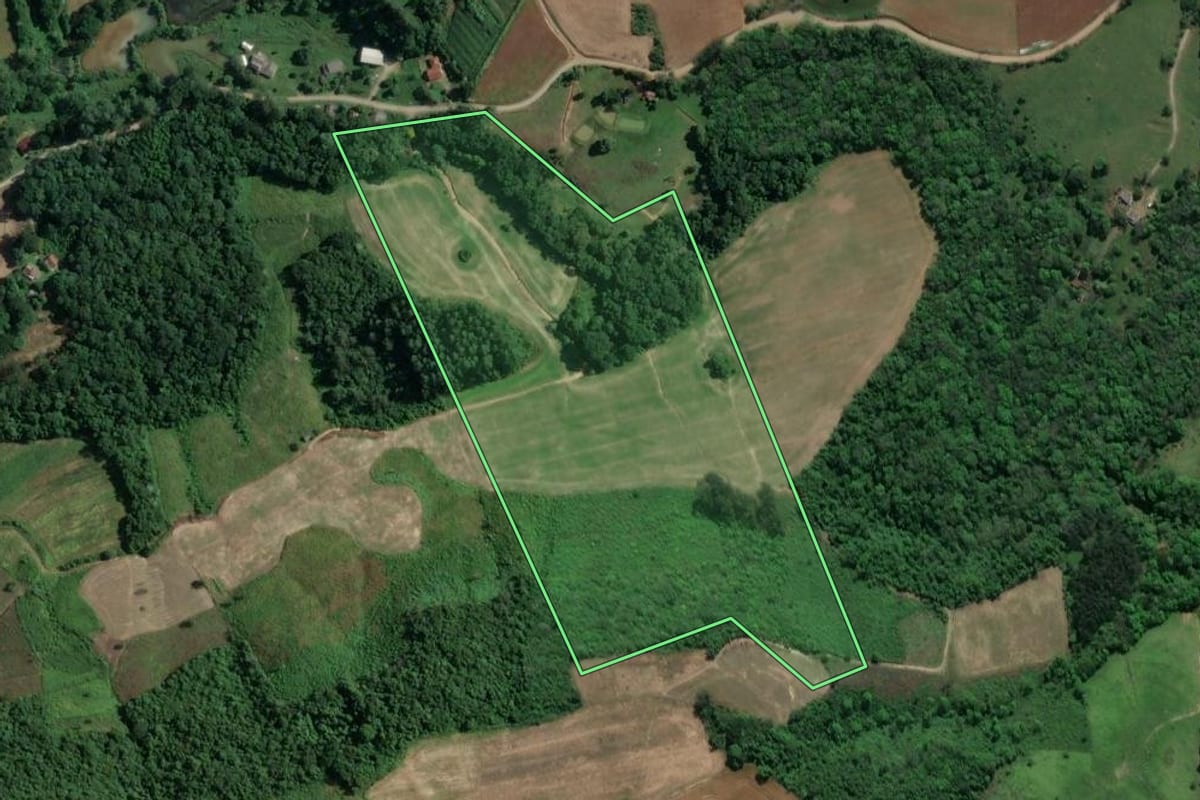 Imagem de satélite do imóvel rural em Ivaí (PR), com o contorno declarado no CAR desenhado por cima.