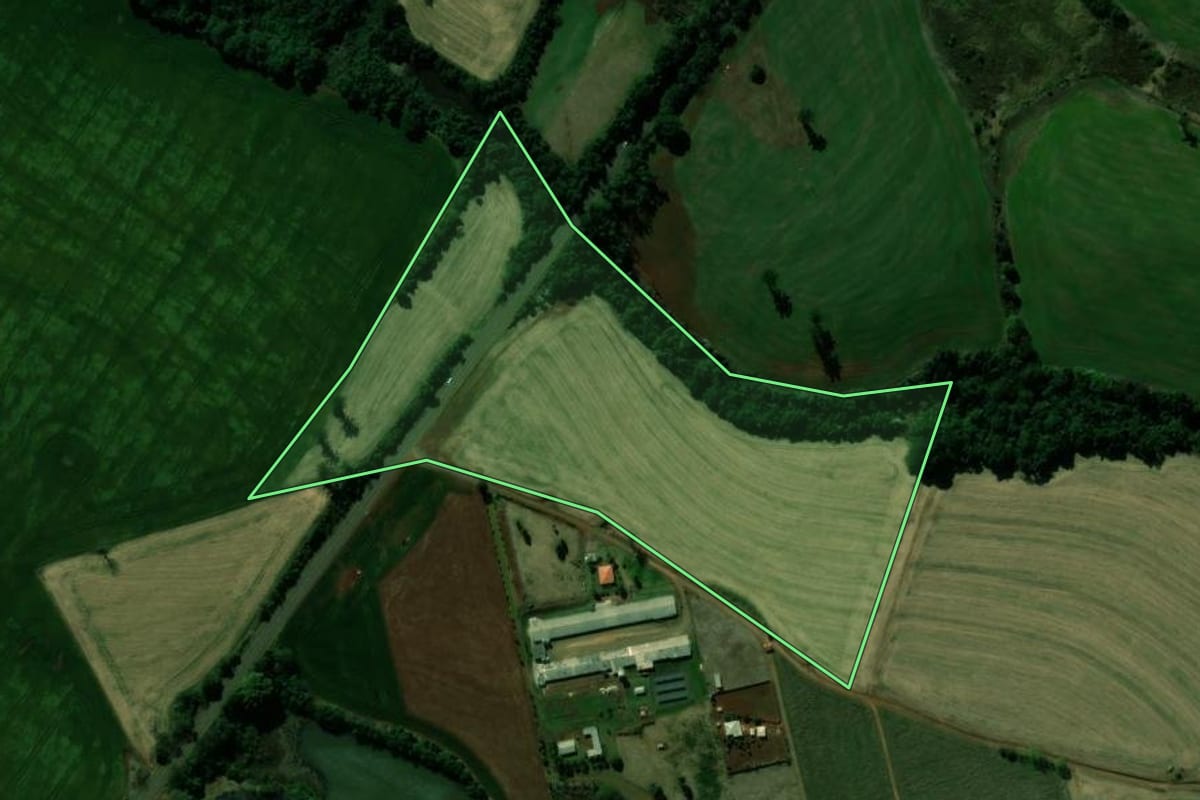Imagem de satélite do imóvel rural em Ivaiporã (PR), com o contorno declarado no CAR desenhado por cima.