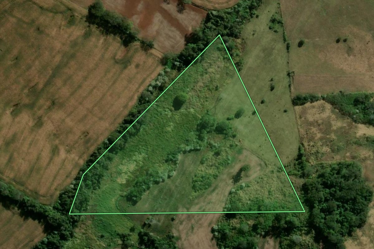 Imagem de satélite do imóvel rural em Ivaiporã (PR), com o contorno declarado no CAR desenhado por cima.