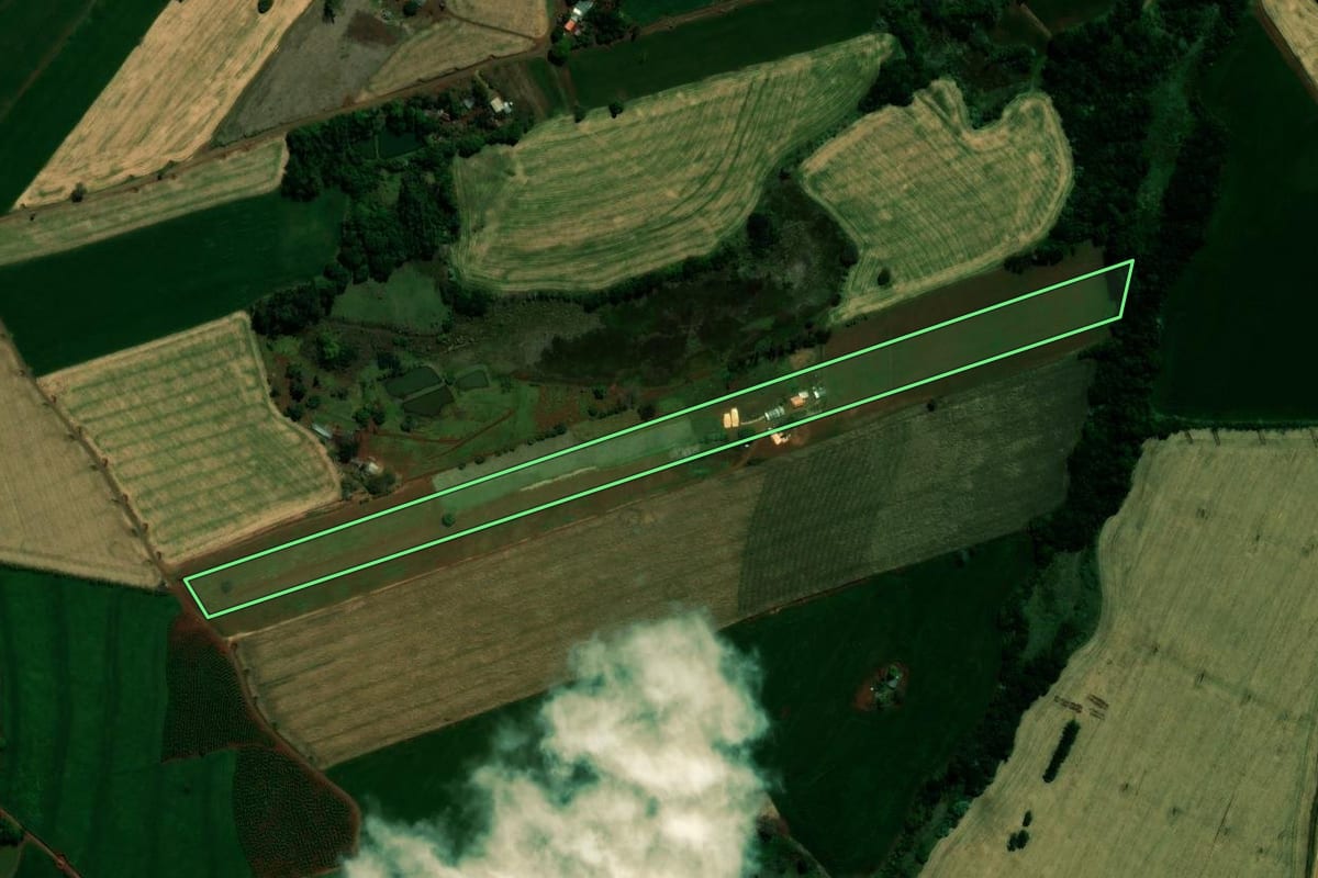 Imagem de satélite do imóvel rural em Ivaiporã (PR), com o contorno declarado no CAR desenhado por cima.