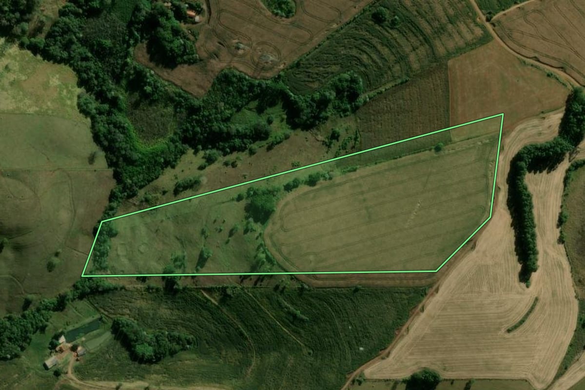 Imagem de satélite do imóvel rural em Ivaiporã (PR), com o contorno declarado no CAR desenhado por cima.