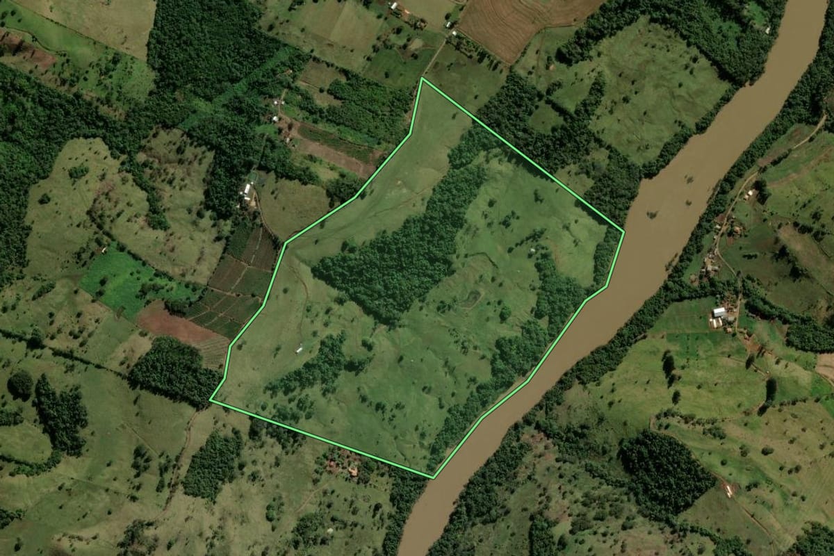 Imagem de satélite do imóvel rural em Ivaiporã (PR), com o contorno declarado no CAR desenhado por cima.