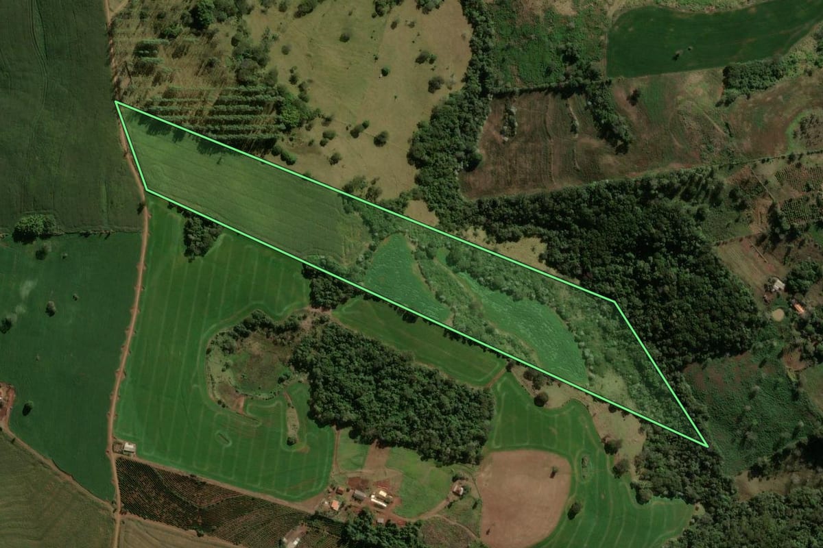 Imagem de satélite do imóvel rural em Ivaiporã (PR), com o contorno declarado no CAR desenhado por cima.