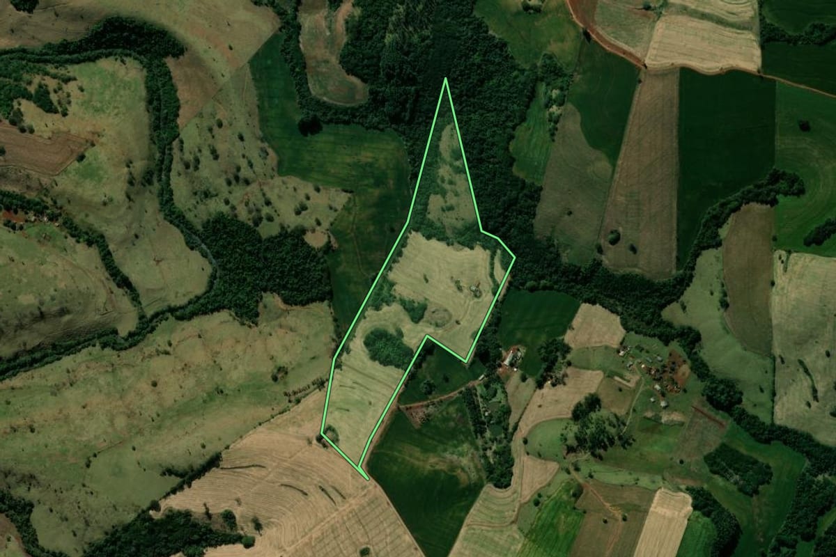 Imagem de satélite do imóvel rural em Ivaiporã (PR), com o contorno declarado no CAR desenhado por cima.