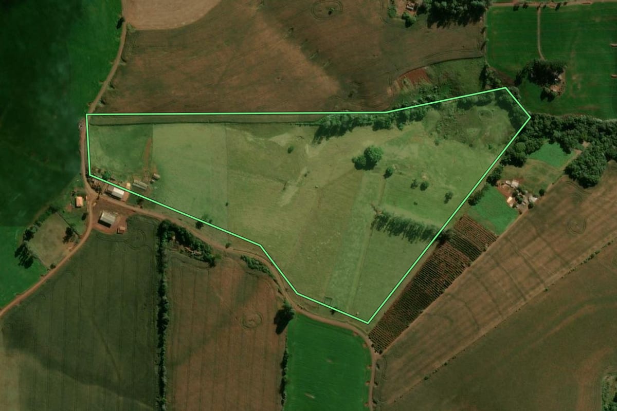 Imagem de satélite do imóvel rural em Ivaiporã (PR), com o contorno declarado no CAR desenhado por cima.