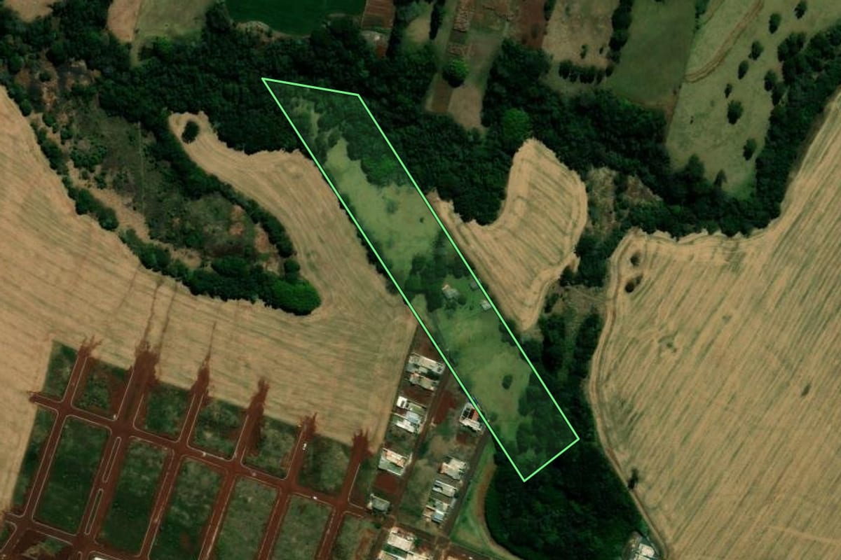 Imagem de satélite do imóvel rural em Ivaiporã (PR), com o contorno declarado no CAR desenhado por cima.