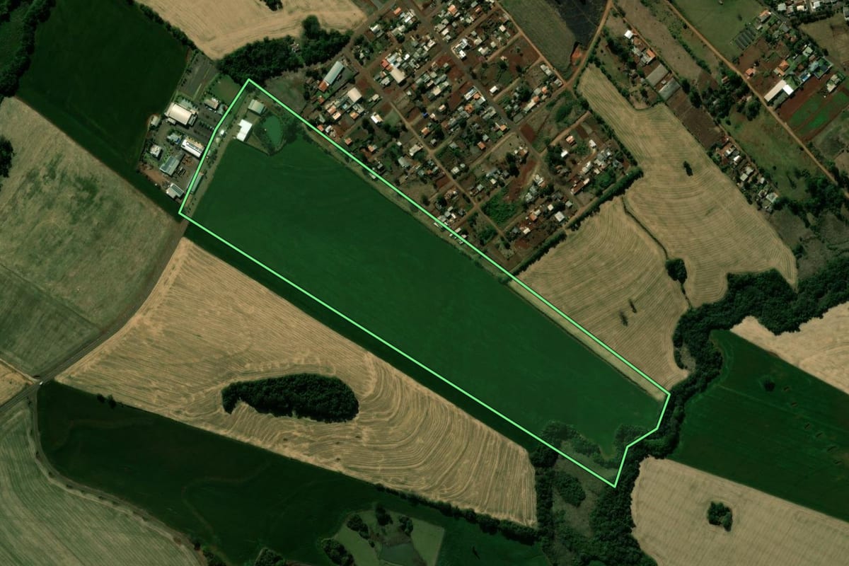 Imagem de satélite do imóvel rural em Ivaiporã (PR), com o contorno declarado no CAR desenhado por cima.
