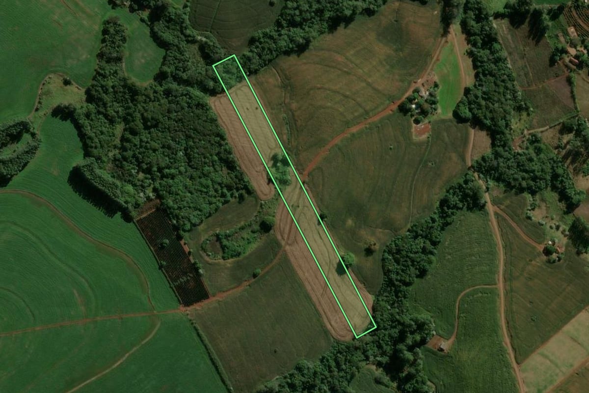 Imagem de satélite do imóvel rural em Ivaiporã (PR), com o contorno declarado no CAR desenhado por cima.