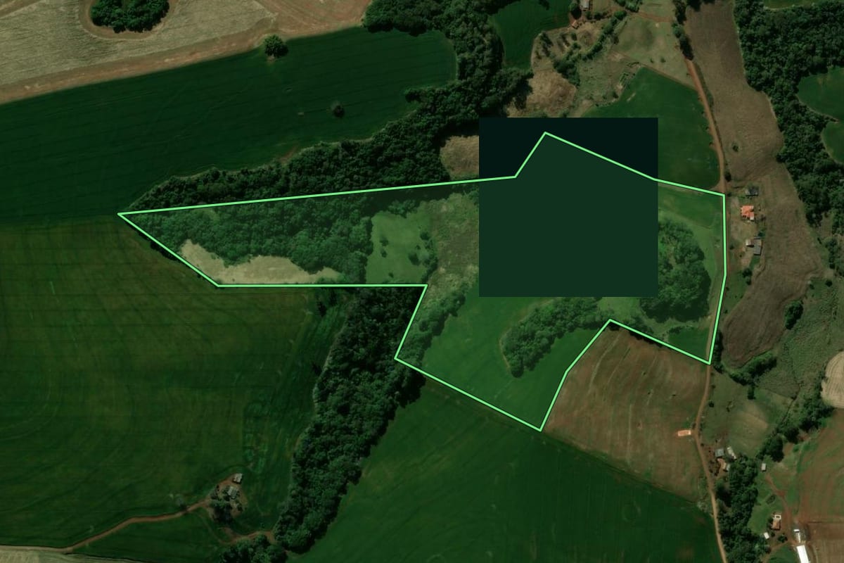 Imagem de satélite do imóvel rural em Ivaiporã (PR), com o contorno declarado no CAR desenhado por cima.
