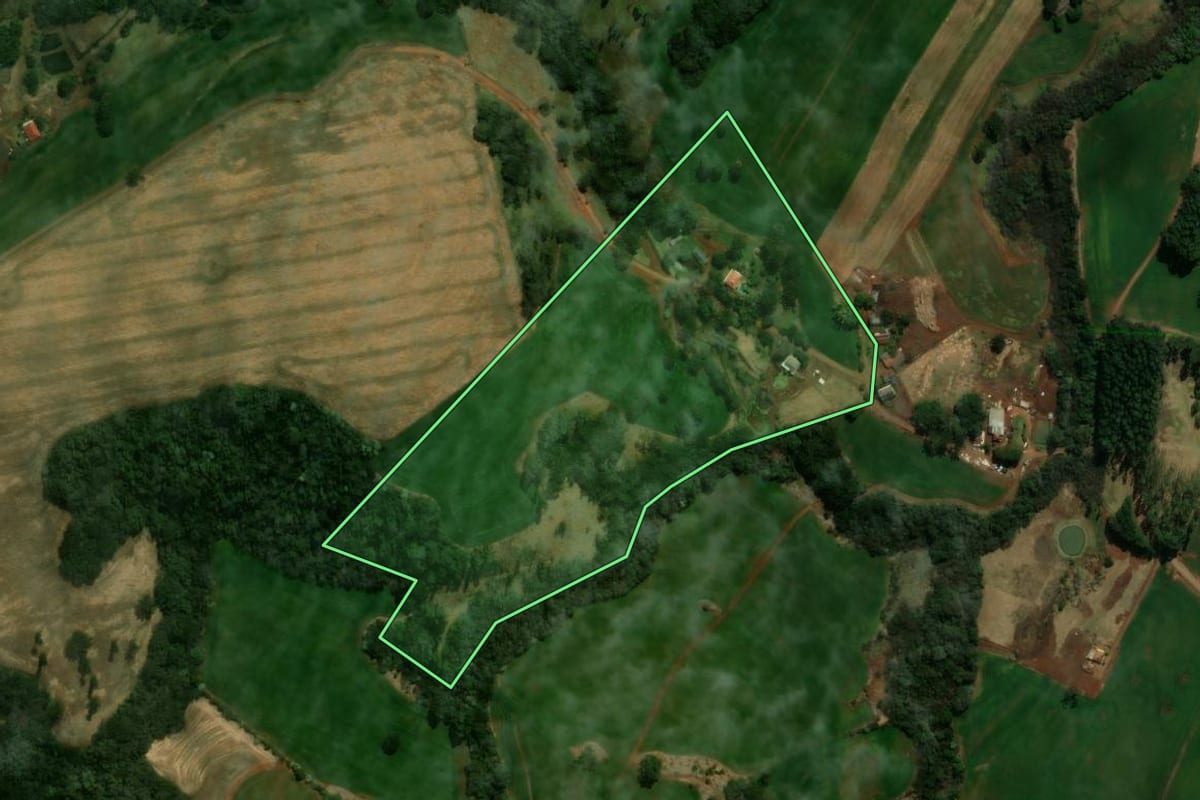 Imagem de satélite do imóvel rural em Ivaiporã (PR), com o contorno declarado no CAR desenhado por cima.
