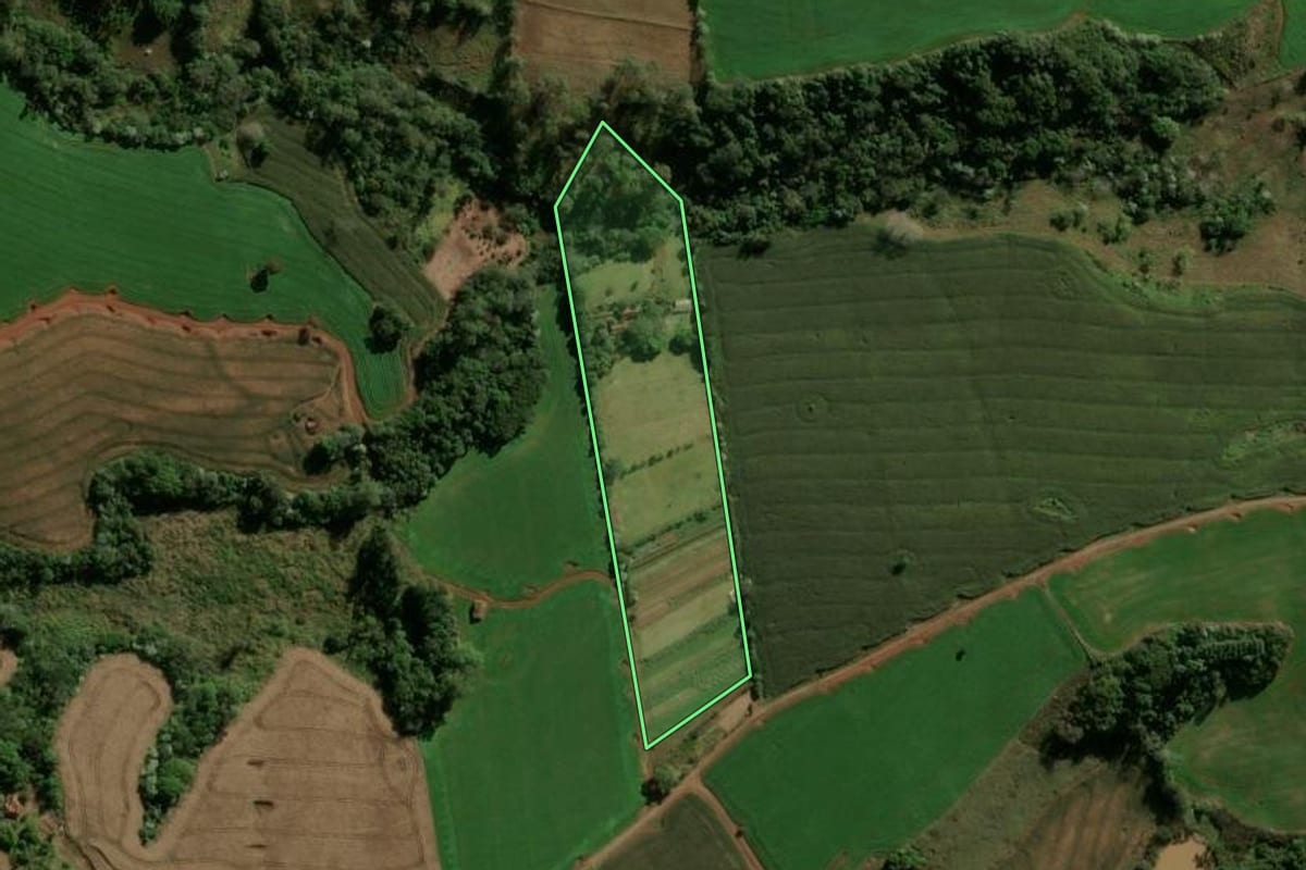 Imagem de satélite do imóvel rural em Ivaiporã (PR), com o contorno declarado no CAR desenhado por cima.
