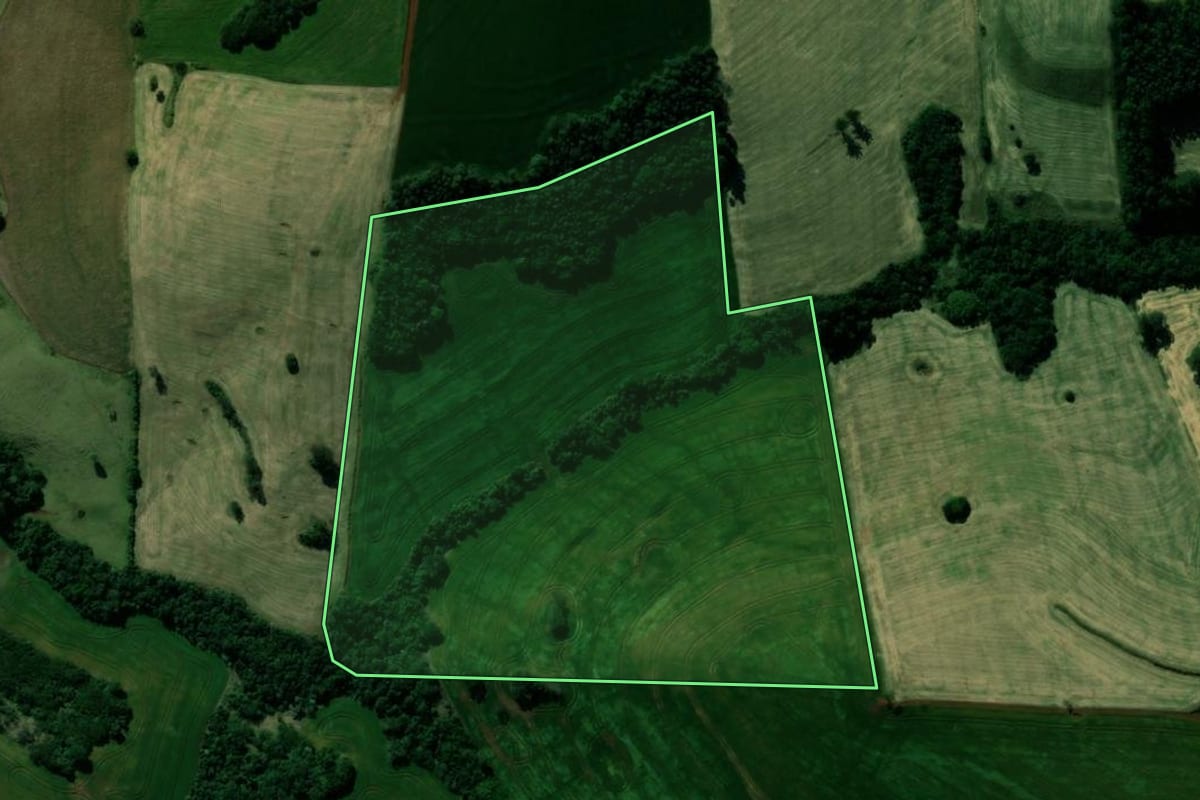 Imagem de satélite do imóvel rural em Ivaiporã (PR), com o contorno declarado no CAR desenhado por cima.