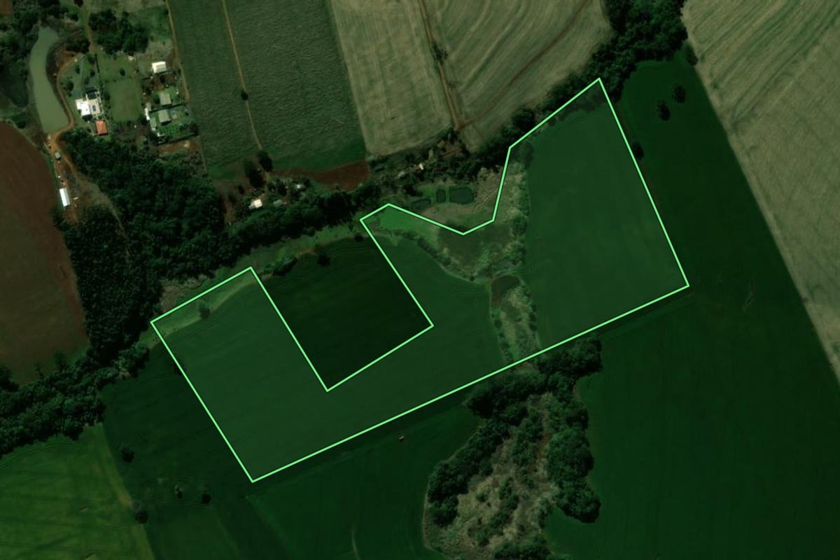 Imagem de satélite do imóvel rural em Ivaiporã (PR), com o contorno declarado no CAR desenhado por cima.