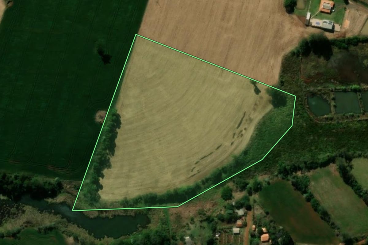 Imagem de satélite do imóvel rural em Ivaiporã (PR), com o contorno declarado no CAR desenhado por cima.