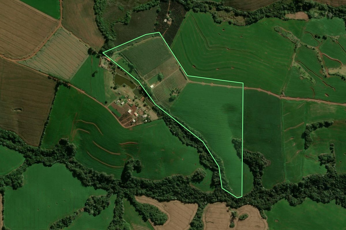 Imagem de satélite do imóvel rural em Ivaiporã (PR), com o contorno declarado no CAR desenhado por cima.