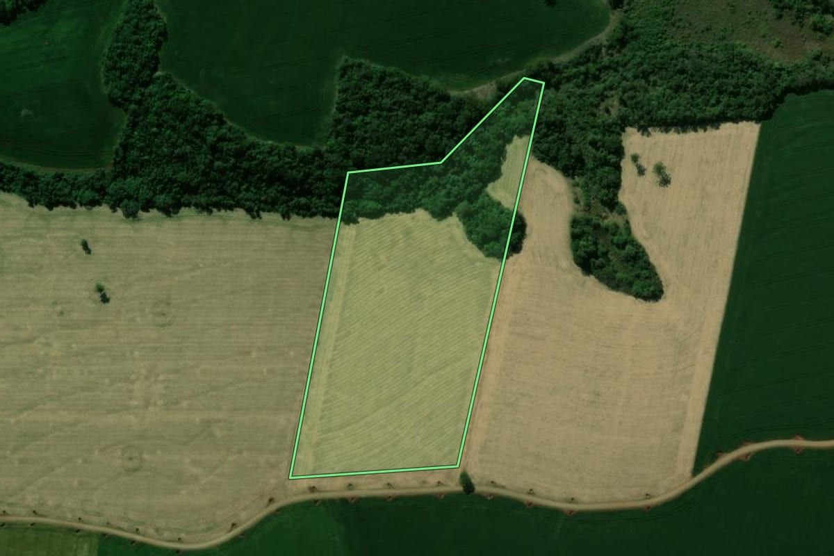 Imagem de satélite do imóvel rural em Ivaiporã (PR), com o contorno declarado no CAR desenhado por cima.
