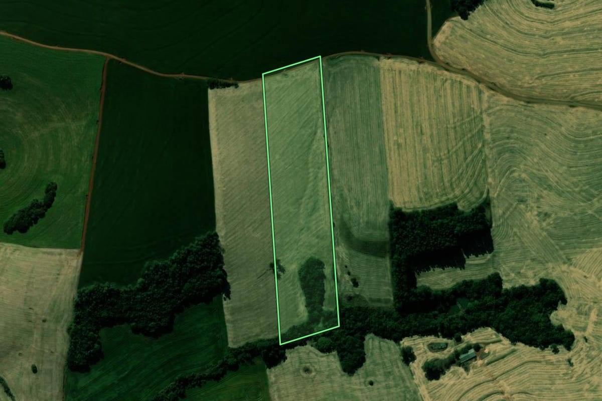 Imagem de satélite do imóvel rural em Ivaiporã (PR), com o contorno declarado no CAR desenhado por cima.