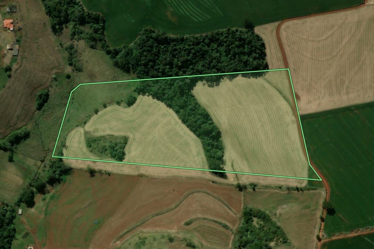 Imagem de satélite do imóvel rural em Ivaiporã (PR), com o contorno declarado no CAR desenhado por cima.