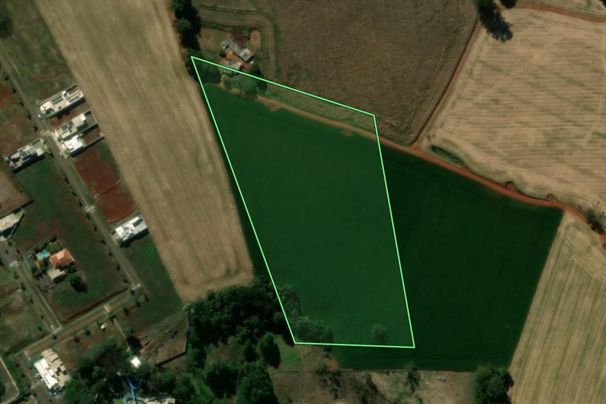 Imagem de satélite do imóvel rural em Ivaiporã (PR), com o contorno declarado no CAR desenhado por cima.
