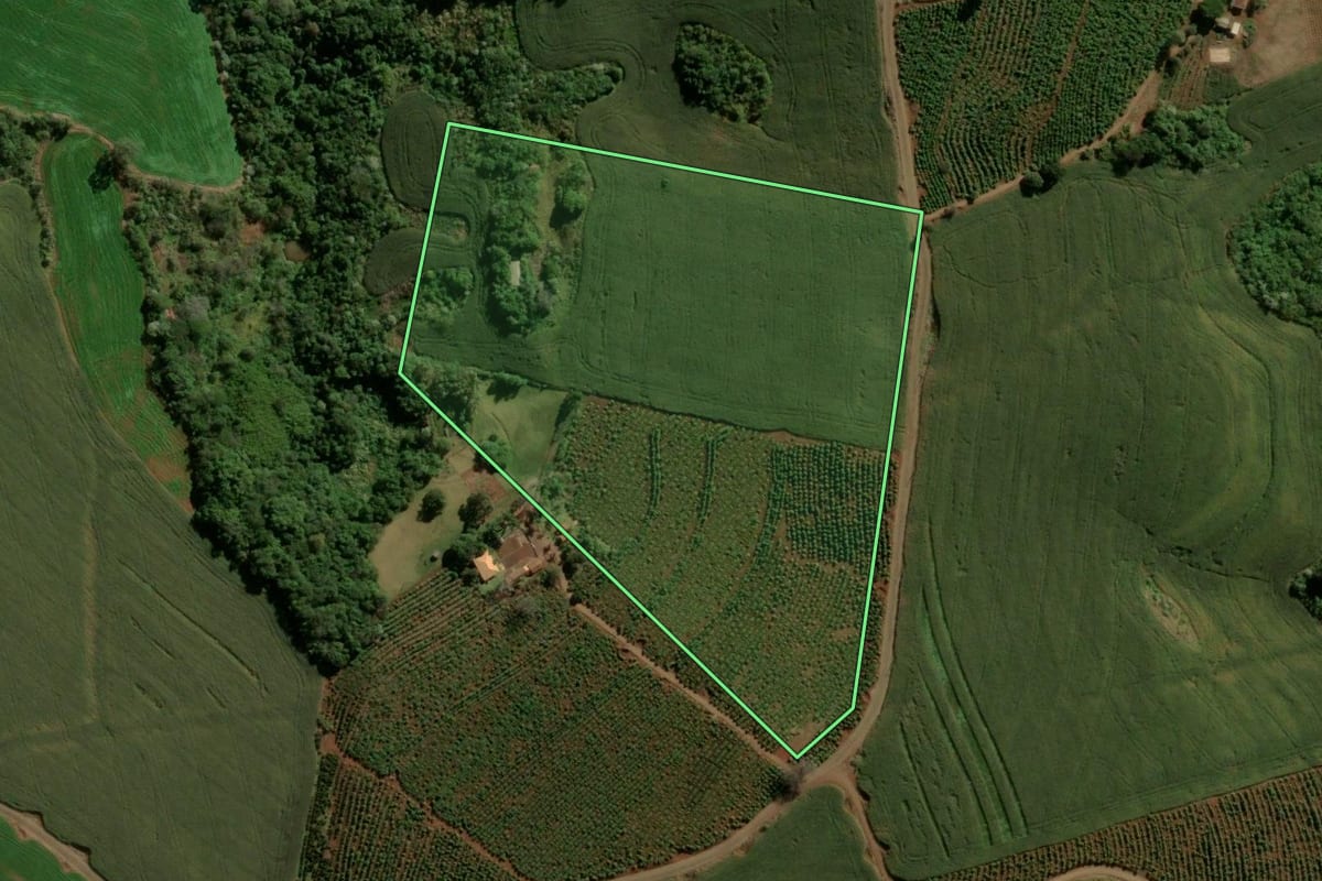 Imagem de satélite do imóvel rural em Ivaiporã (PR), com o contorno declarado no CAR desenhado por cima.