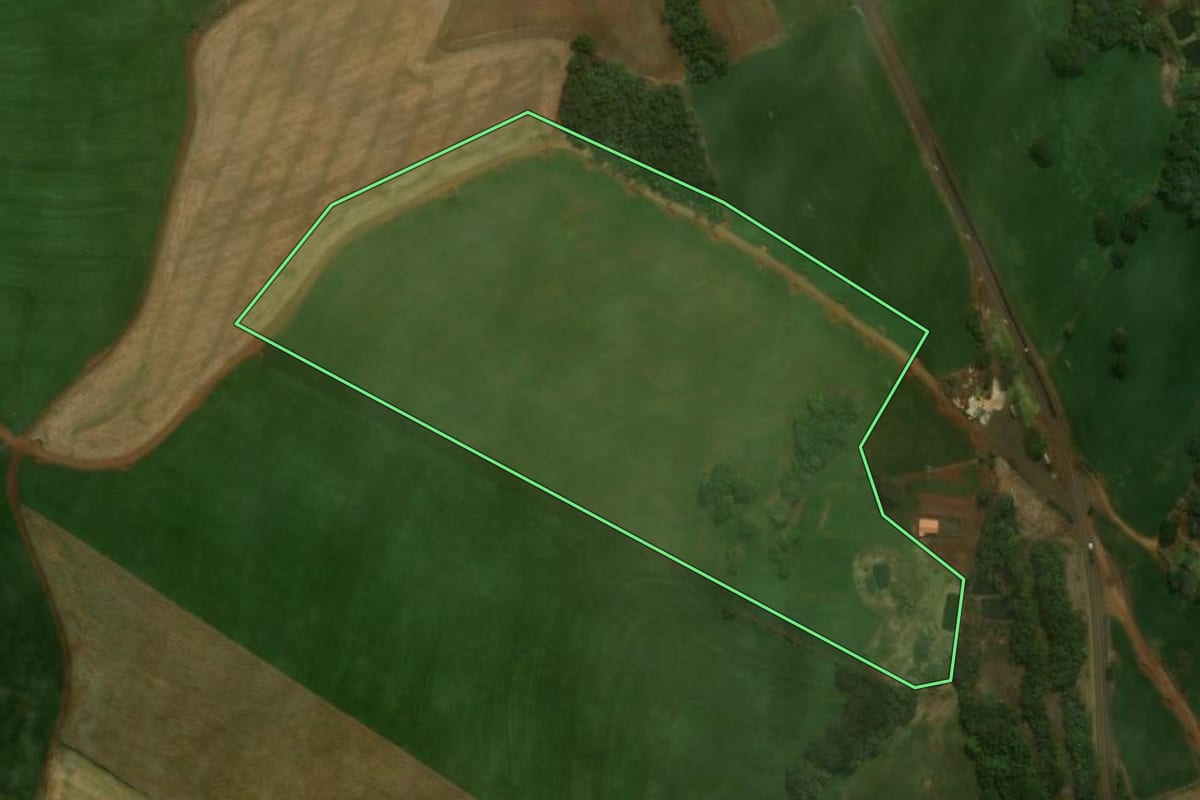 Imagem de satélite do imóvel rural em Ivaiporã (PR), com o contorno declarado no CAR desenhado por cima.
