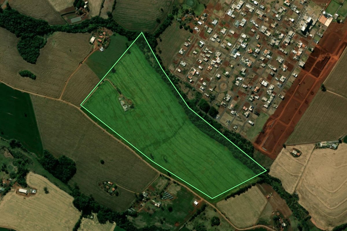 Imagem de satélite do imóvel rural em Ivaiporã (PR), com o contorno declarado no CAR desenhado por cima.