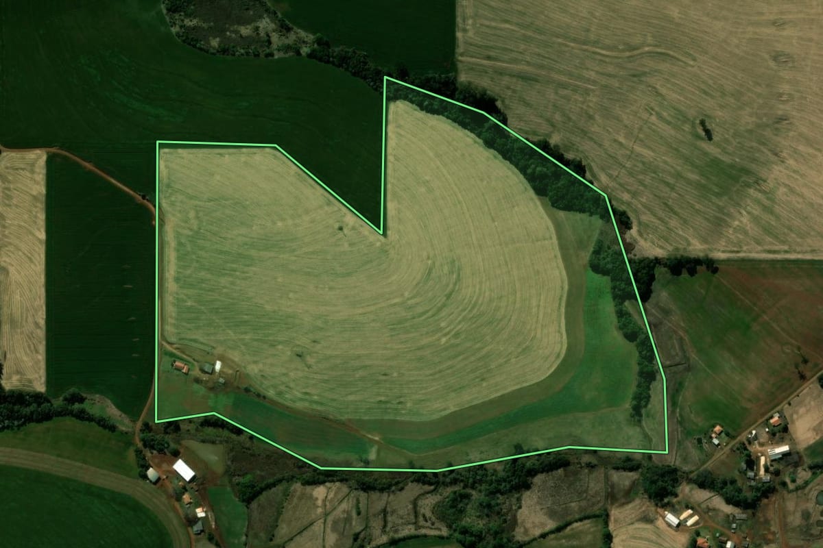 Imagem de satélite do imóvel rural em Ivaiporã (PR), com o contorno declarado no CAR desenhado por cima.