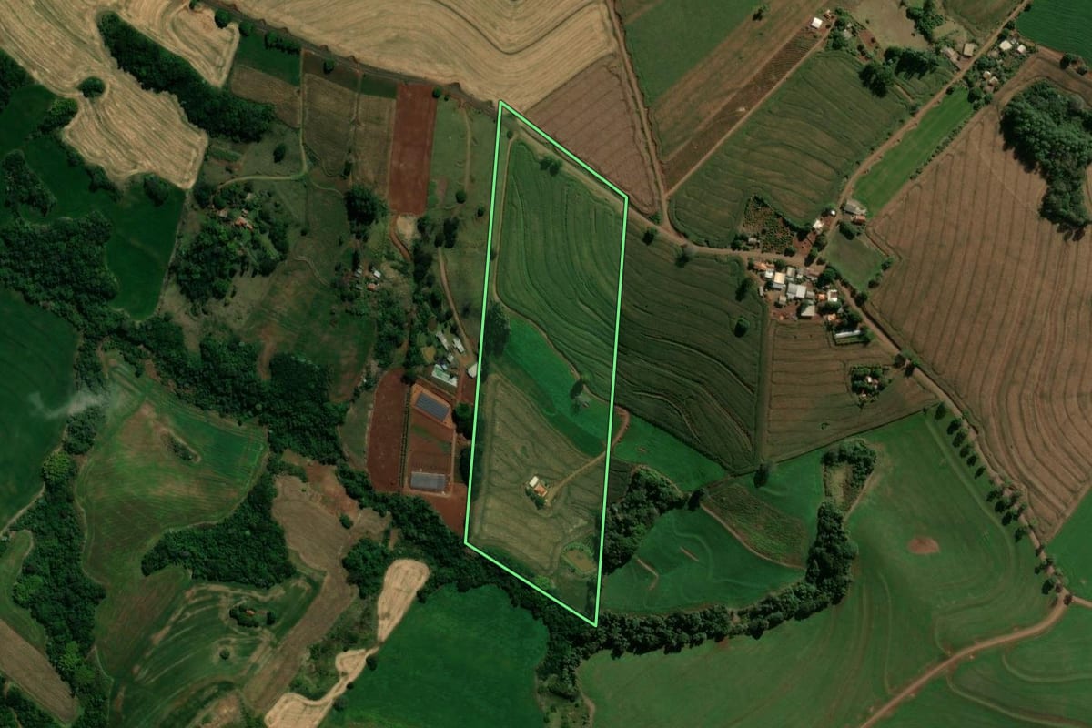 Imagem de satélite do imóvel rural em Ivaiporã (PR), com o contorno declarado no CAR desenhado por cima.