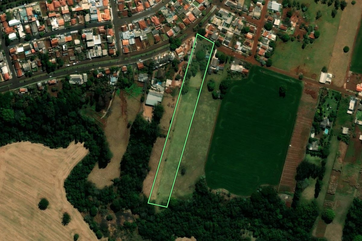 Imagem de satélite do imóvel rural em Ivaiporã (PR), com o contorno declarado no CAR desenhado por cima.