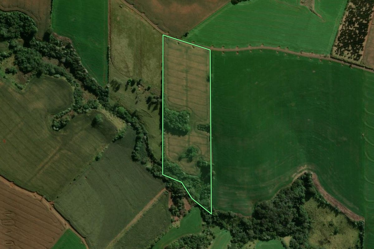 Imagem de satélite do imóvel rural em Ivaiporã (PR), com o contorno declarado no CAR desenhado por cima.