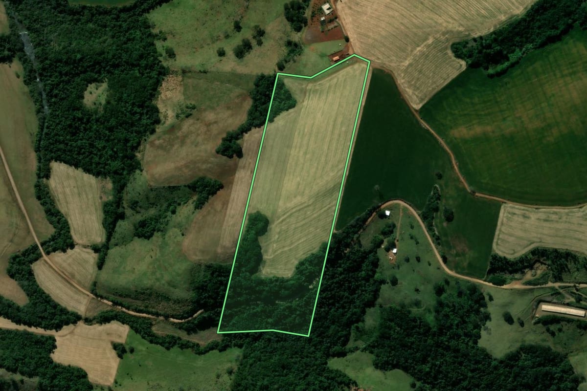 Imagem de satélite do imóvel rural em Ivaiporã (PR), com o contorno declarado no CAR desenhado por cima.