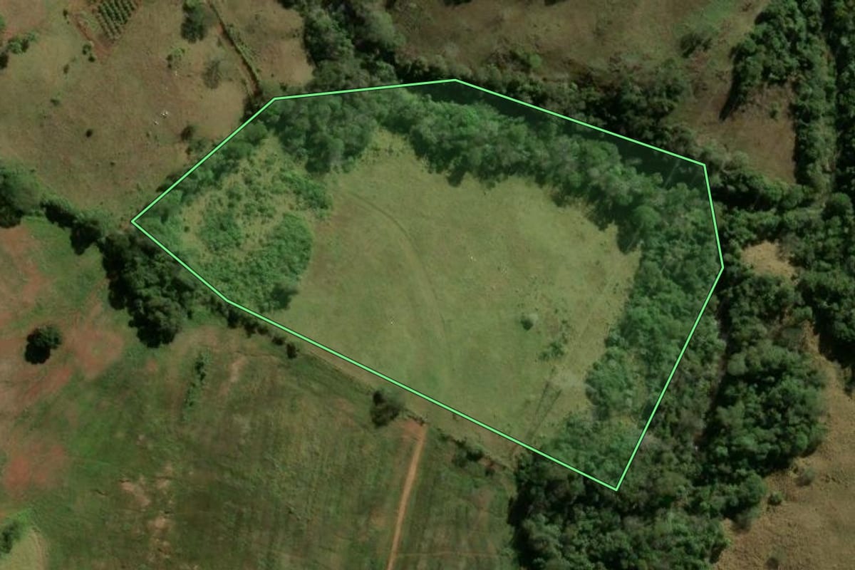 Imagem de satélite do imóvel rural em Ivaiporã (PR), com o contorno declarado no CAR desenhado por cima.