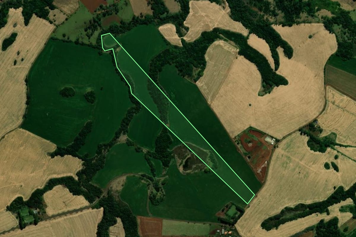 Imagem de satélite do imóvel rural em Ivaiporã (PR), com o contorno declarado no CAR desenhado por cima.