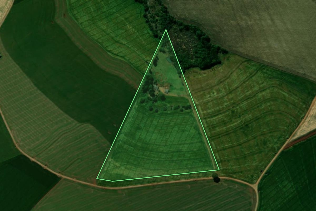 Imagem de satélite do imóvel rural em Ivaiporã (PR), com o contorno declarado no CAR desenhado por cima.