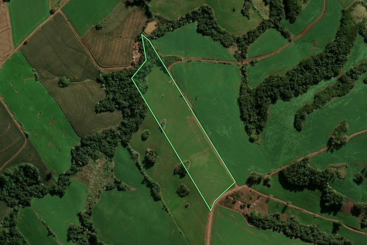 Imagem de satélite do imóvel rural em Ivaiporã (PR), com o contorno declarado no CAR desenhado por cima.