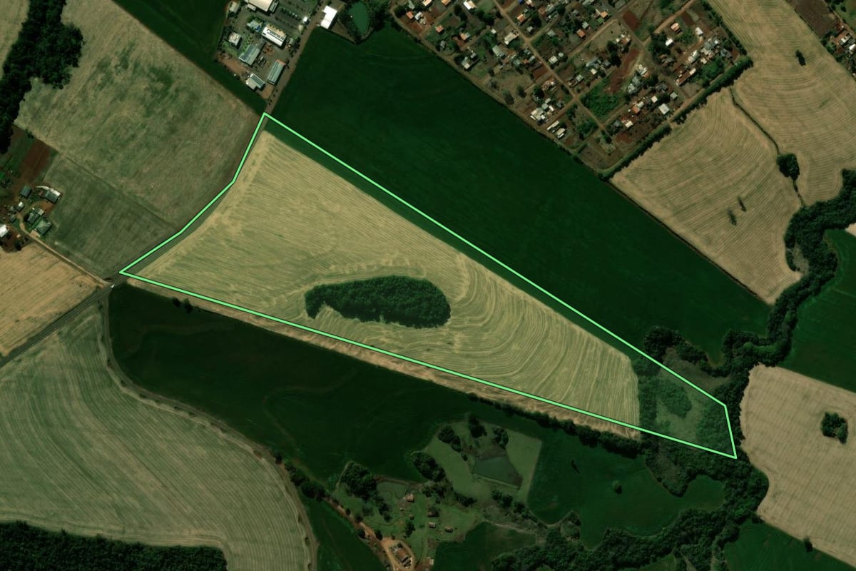 Imagem de satélite do imóvel rural em Ivaiporã (PR), com o contorno declarado no CAR desenhado por cima.