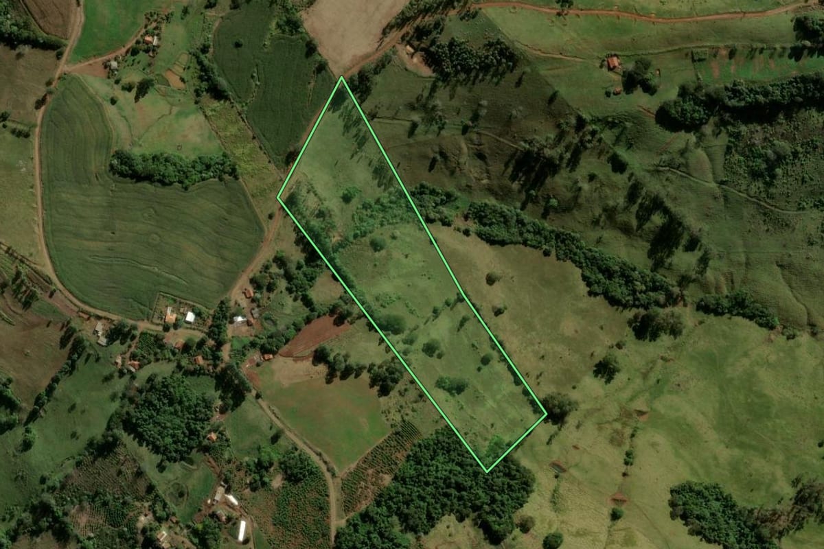 Imagem de satélite do imóvel rural em Ivaiporã (PR), com o contorno declarado no CAR desenhado por cima.