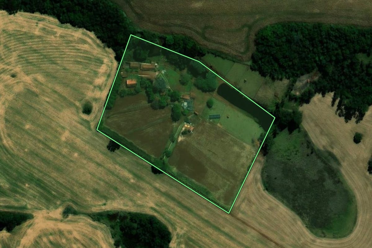 Imagem de satélite do imóvel rural em Ivaiporã (PR), com o contorno declarado no CAR desenhado por cima.