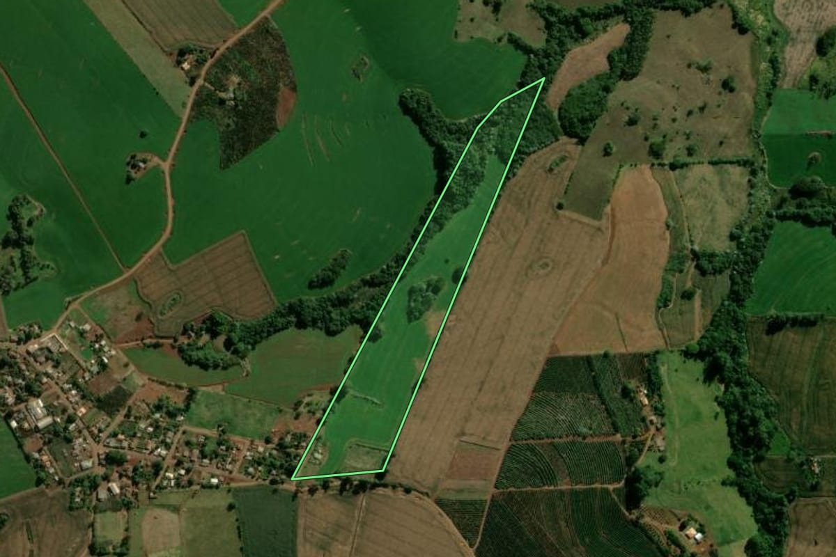 Imagem de satélite do imóvel rural em Ivaiporã (PR), com o contorno declarado no CAR desenhado por cima.